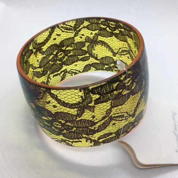 Transparent Flower Bangle Bracelet - Picture 3 of 3